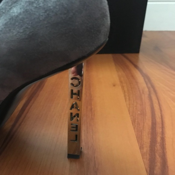 Chanel gray suede pumps, metal heel - Picture 4 of 4